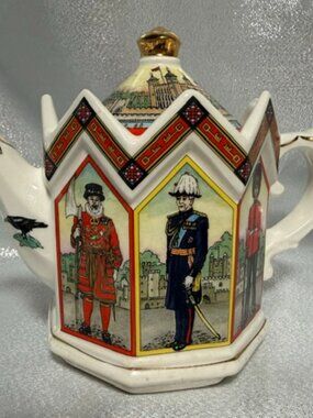JAMES SADLER TOWER OF LONDON TEAPOT WITH LID 4648 MADE IN ENGLAND